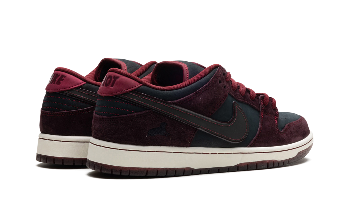 Nike SB Dunk Low Riot Skateshop