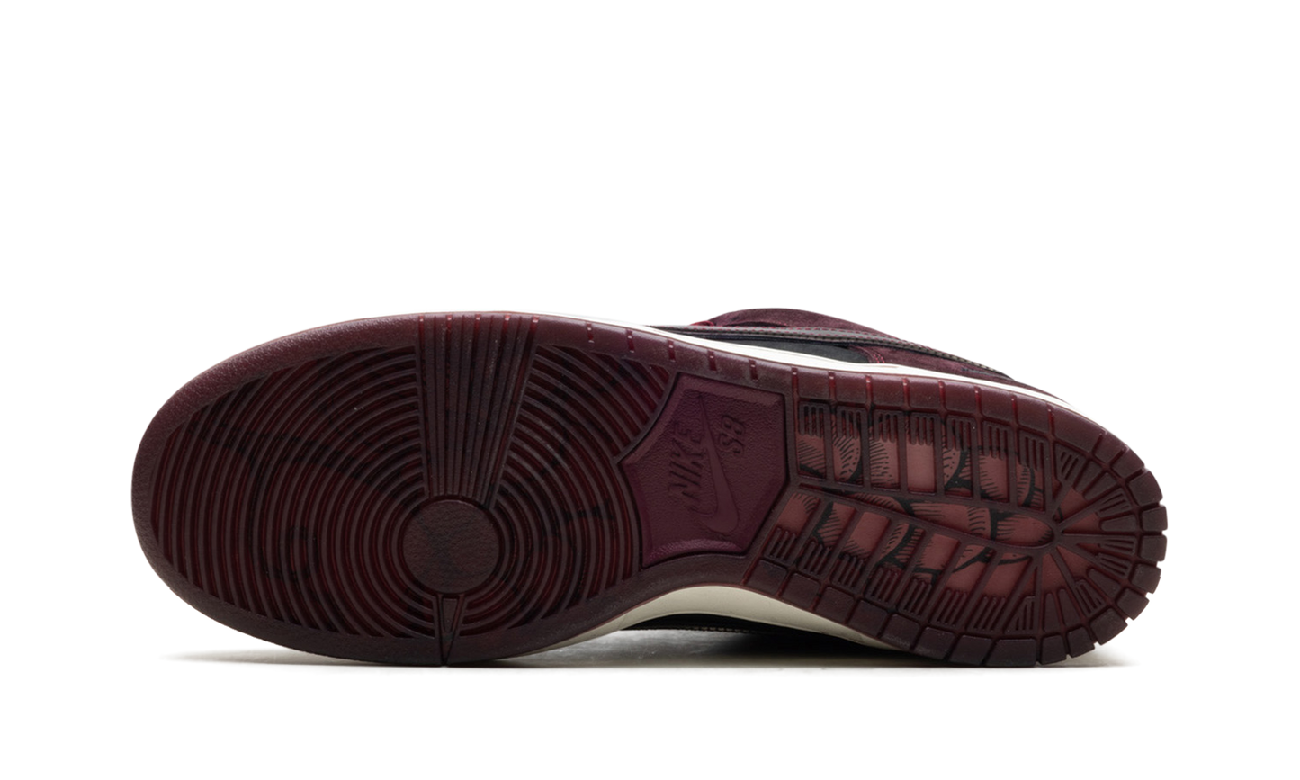 Nike SB Dunk Low Riot Skateshop